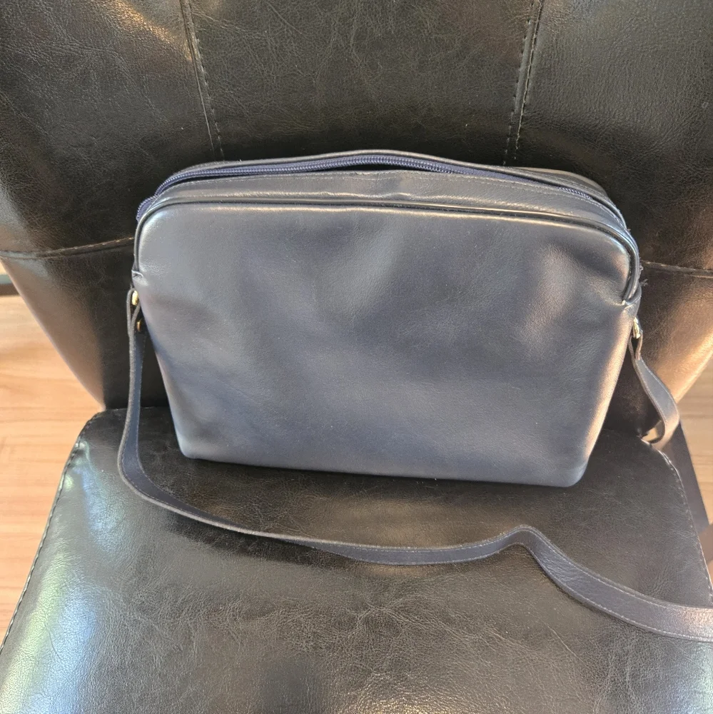 Etienne Aigner Navy Leather Bag with Gold Details - Picture 4 of 9